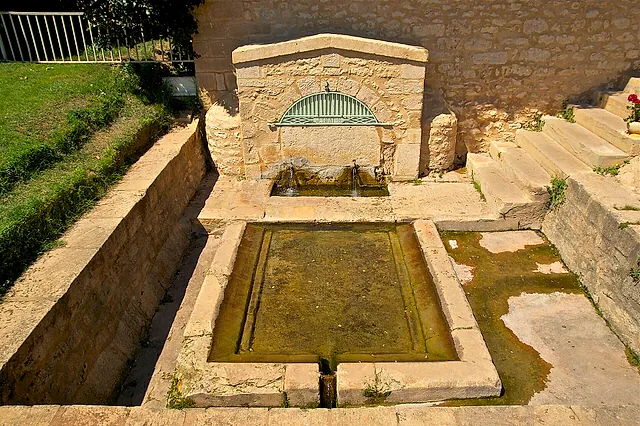 Der öffentliche Brunnen von 1851 in Montignac mit steinernem Becken und Waschtrog, nahe der Vézère